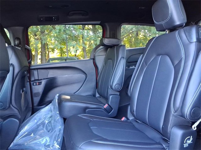 New 2026 Chrysler Pacifica Select image 11