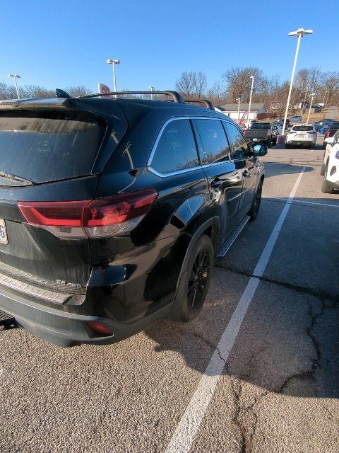 Used 2019 Toyota Highlander SE image 3