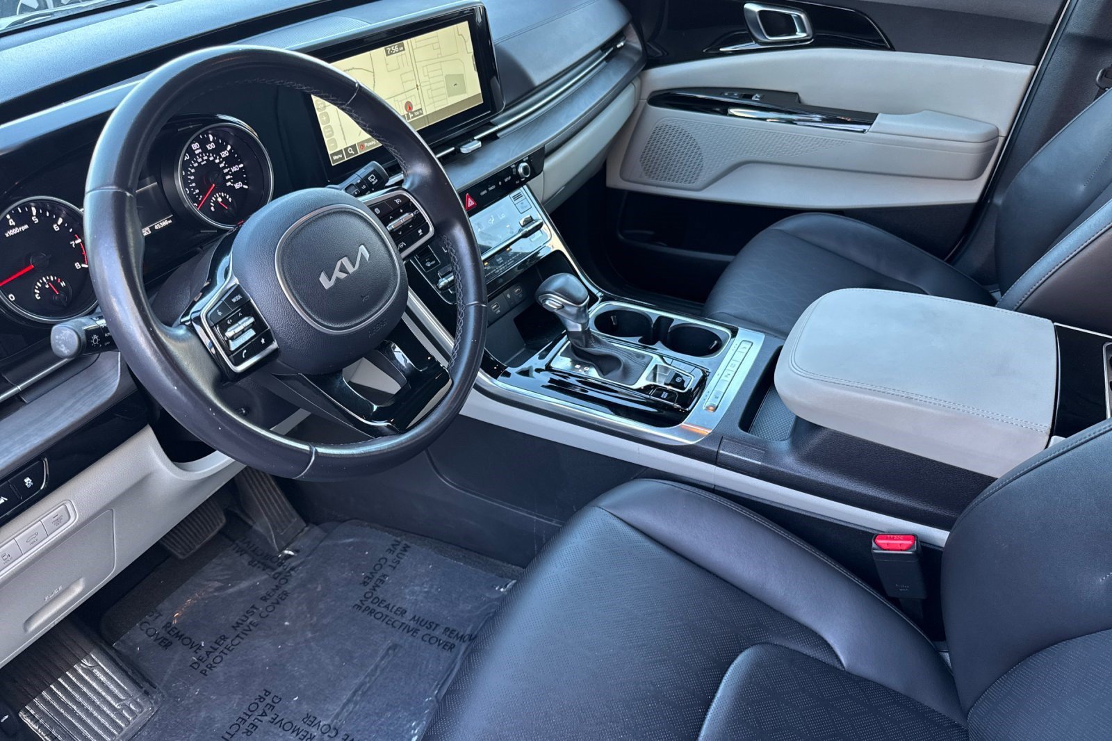 Used 2024 Kia Carnival EX FWD image 4
