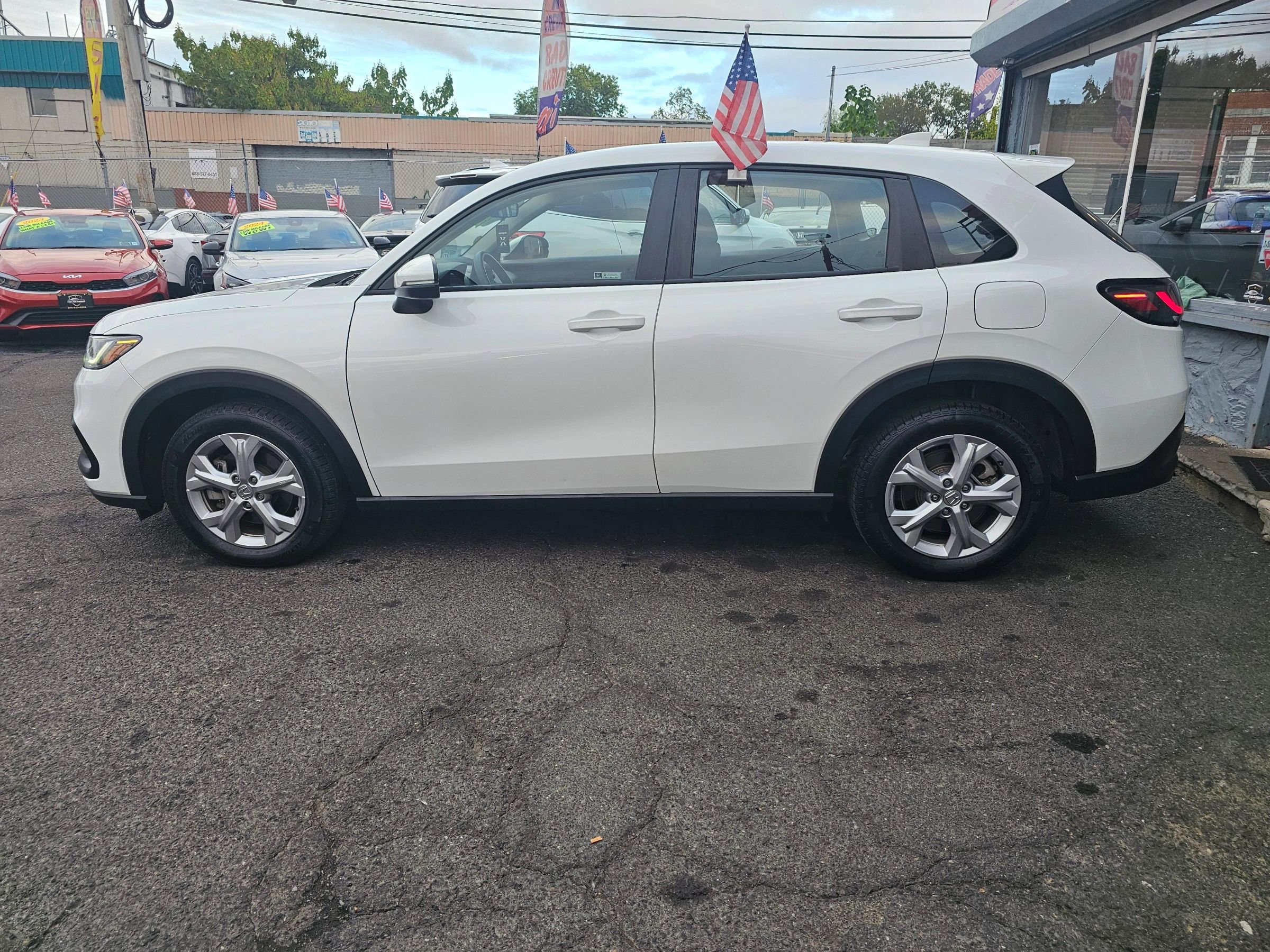 Used 2023 Honda HR-V LX image 2