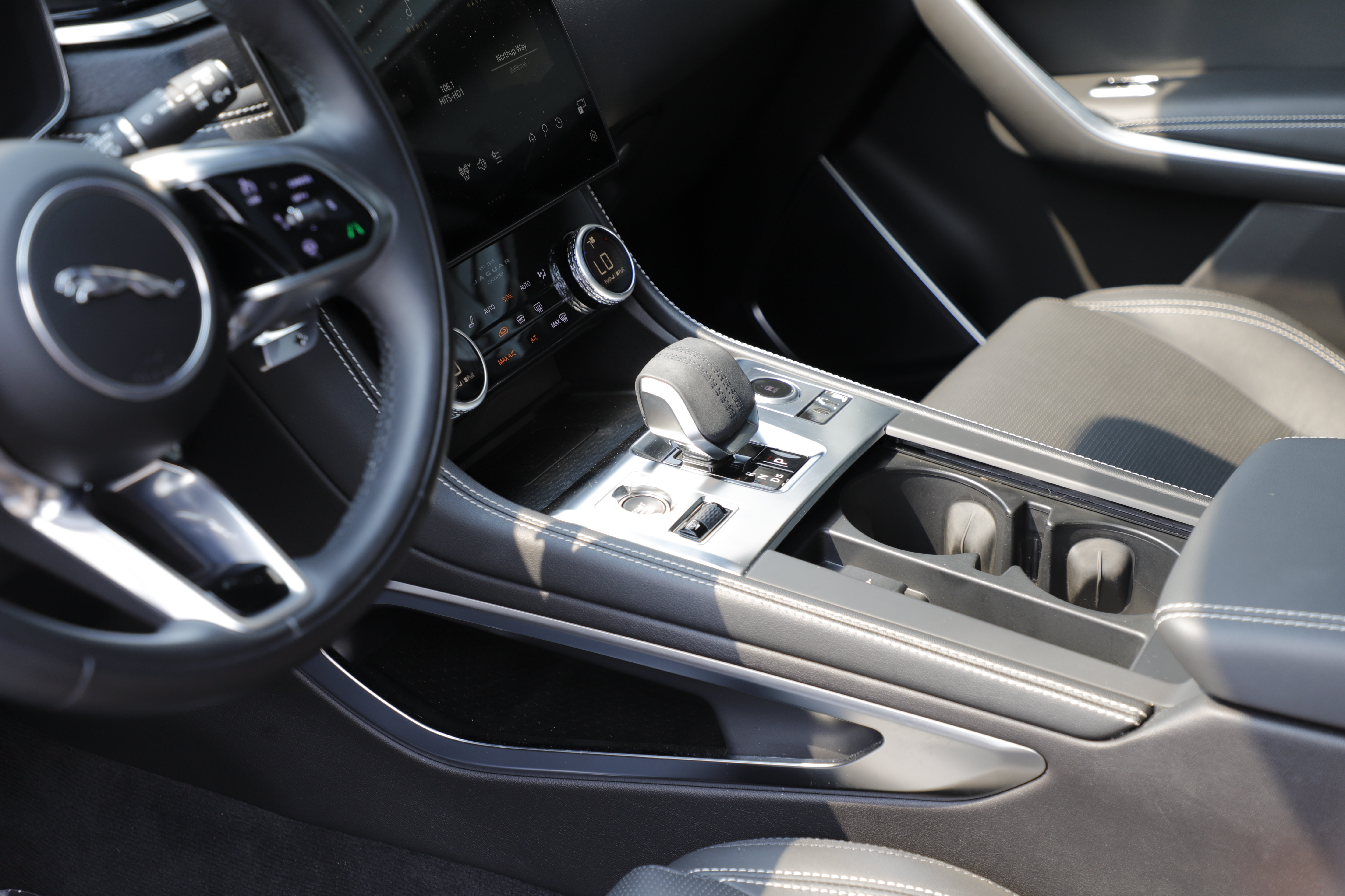 Certified 2025 Jaguar F-PACE R-Dynamic S AWD/4WD image 17