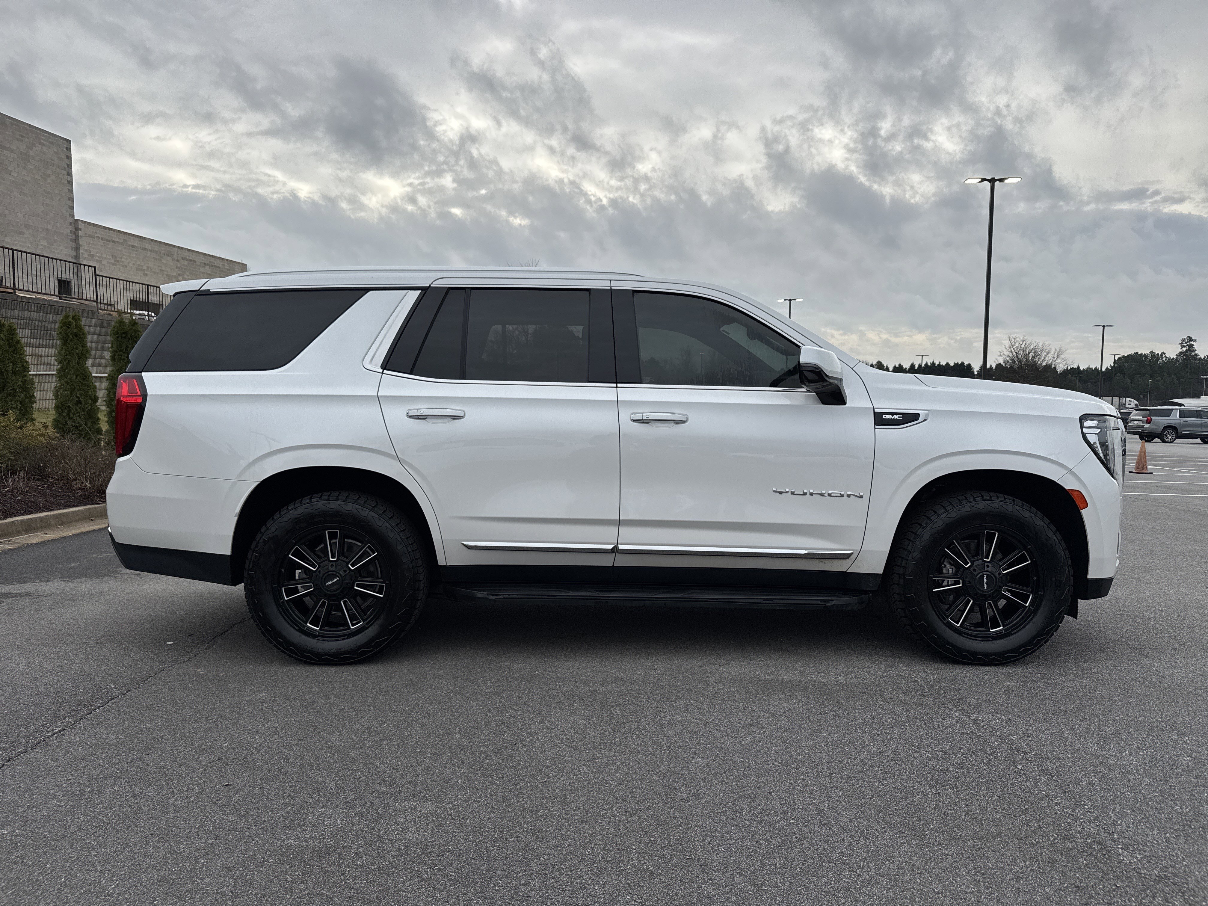 Used 2022 GMC Yukon SLT w/ SLT Premium Package image 11