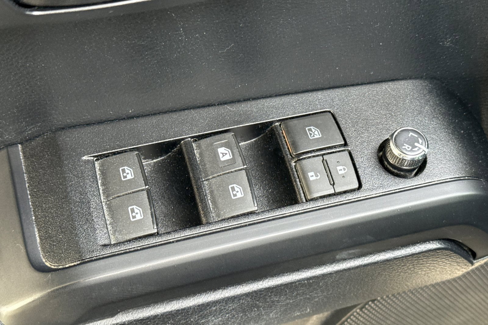 Used 2018 Toyota Tacoma SR image 13