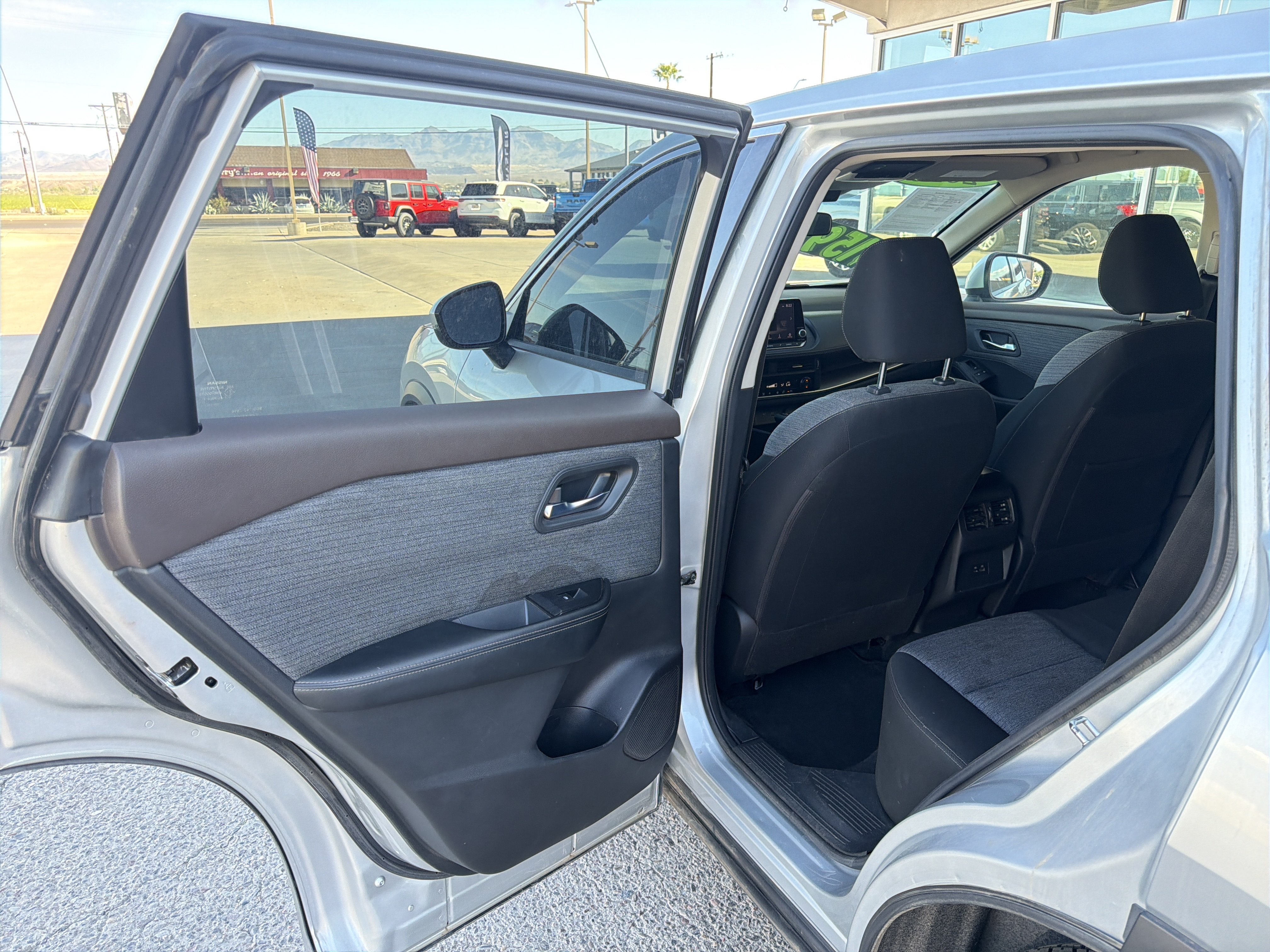 Used 2023 Nissan Rogue SV FWD image 7