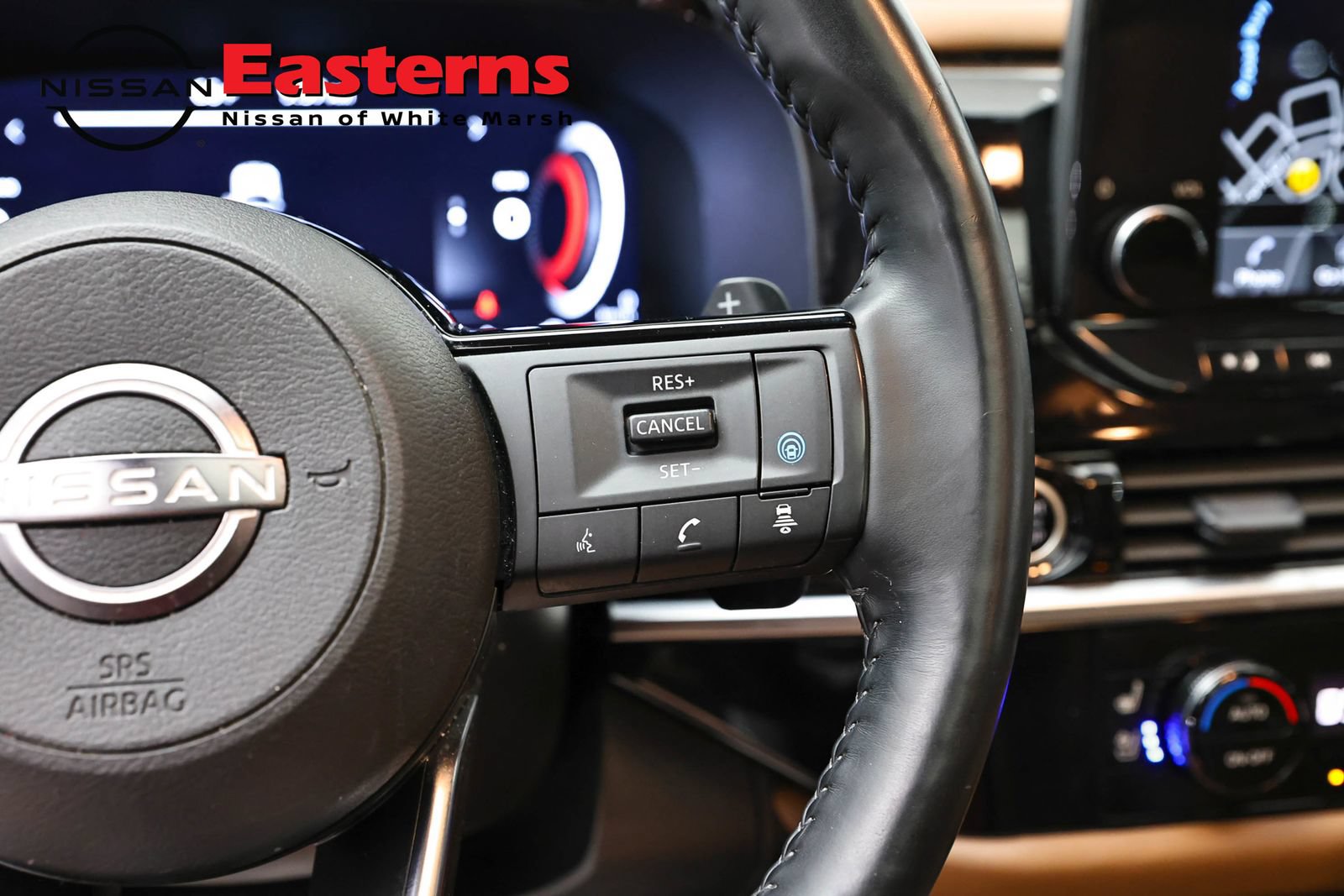 Used 2024 Nissan Pathfinder Platinum w/ Black Appearance Package AWD/4WD image 16