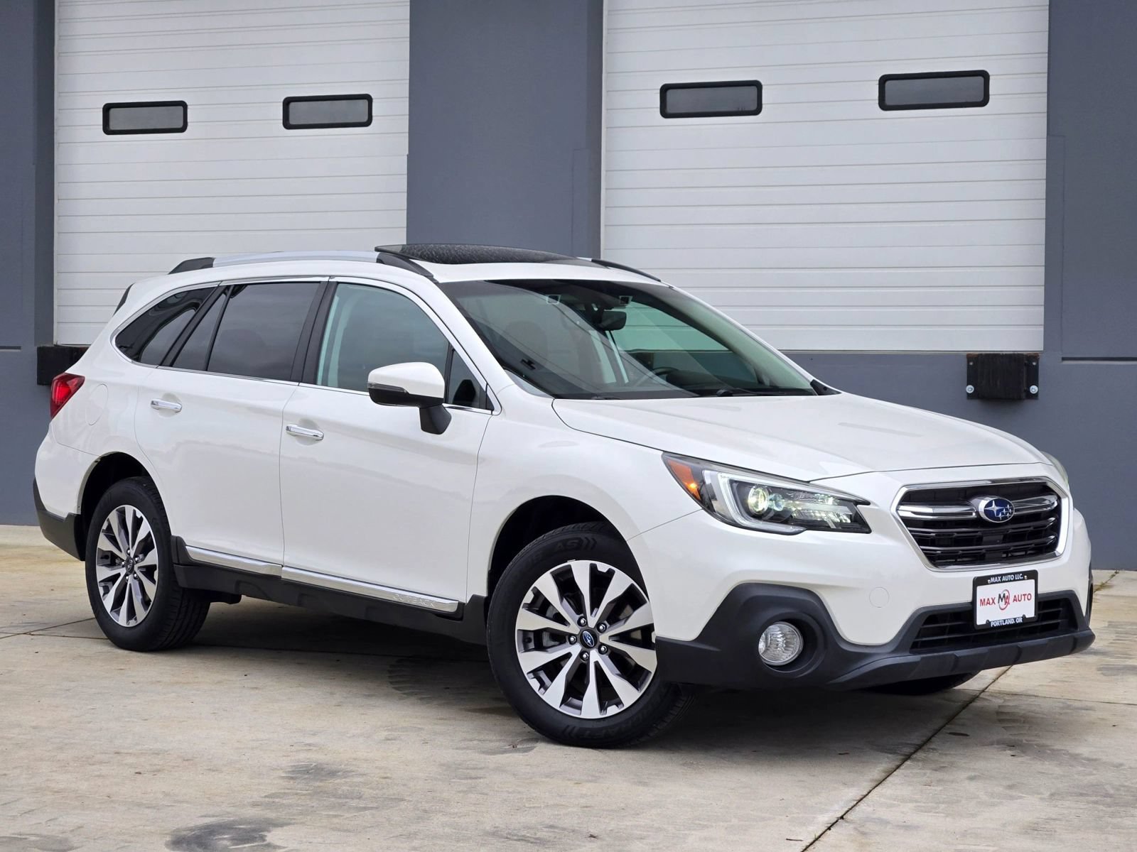 Used 2018 Subaru Outback 3.6R Touring w/ Popular Package #3 AWD/4WD image 1
