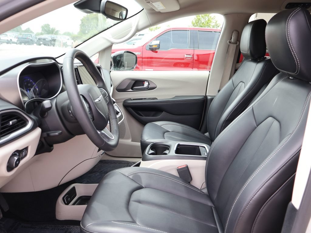 Used 2024 Chrysler Pacifica Touring-L FWD image 21