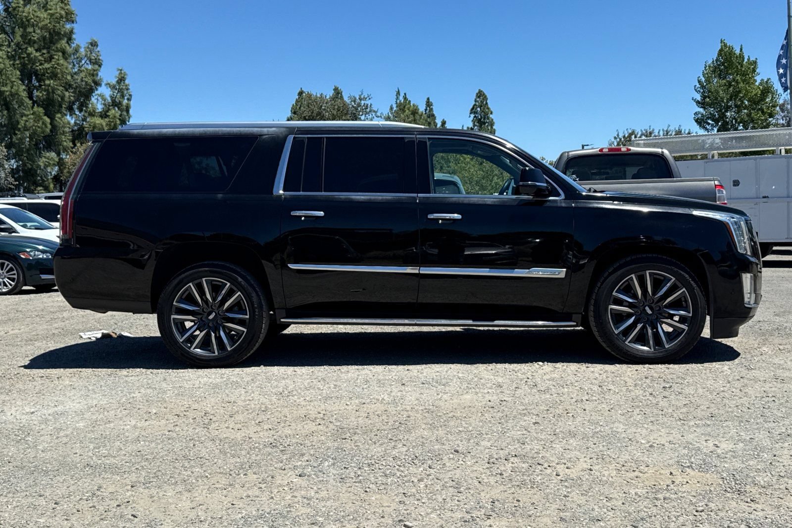 Used 2017 Cadillac Escalade ESV Luxury RWD image 3