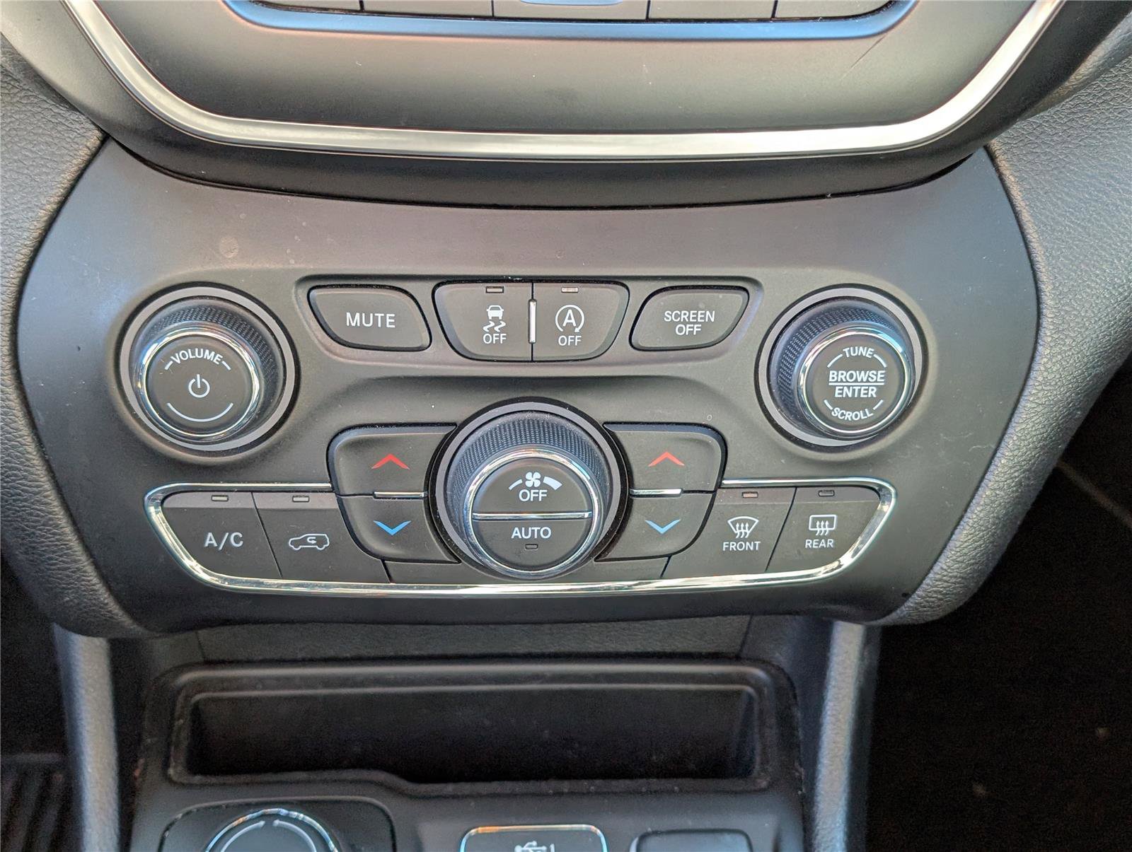 Used 2021 Jeep Cherokee Latitude Lux 80th Anniv w/ Quick Order Package 26U 80TH image 21