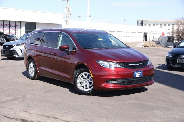 Used 2023 Chrysler Voyager LX image 2