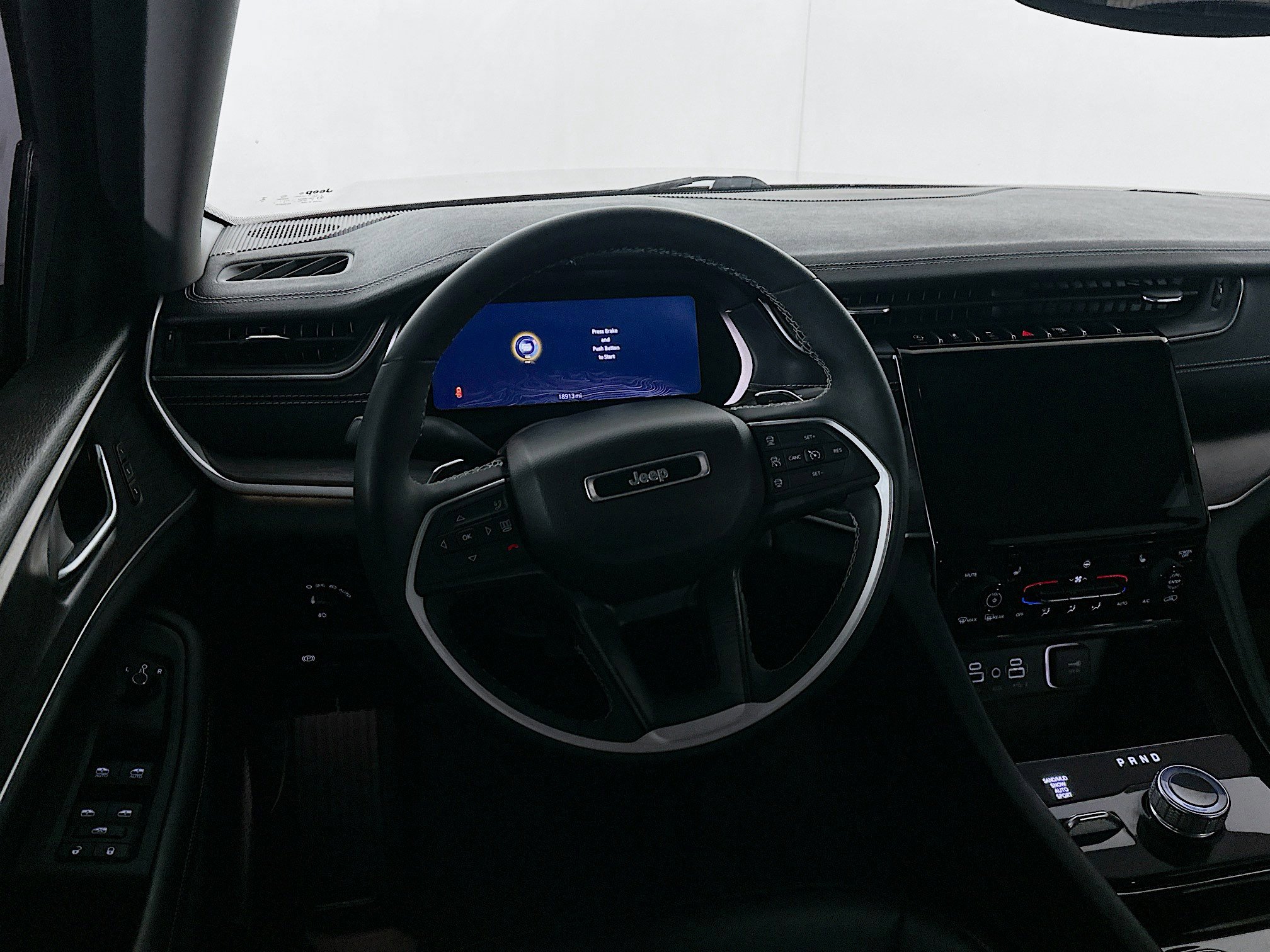 Used 2023 Jeep Grand Cherokee Limited w/ Black Appearance Package image 18