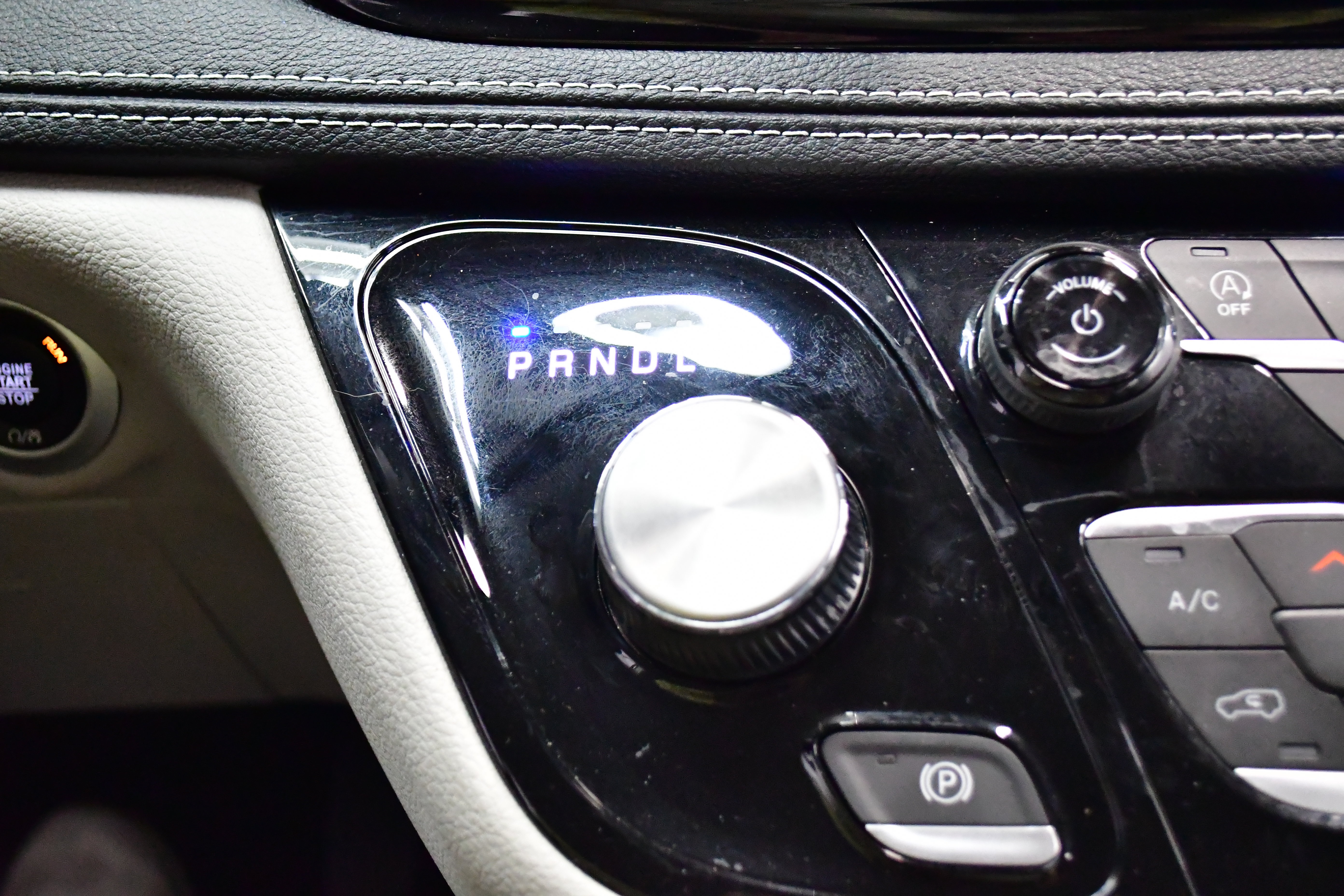 Used 2023 Chrysler Pacifica Touring-L w/ Uconnect Theater Family Group FWD image 32
