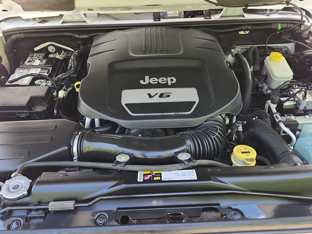 Used 2014 Jeep Wrangler Unlimited Sahara AWD/4WD image 16