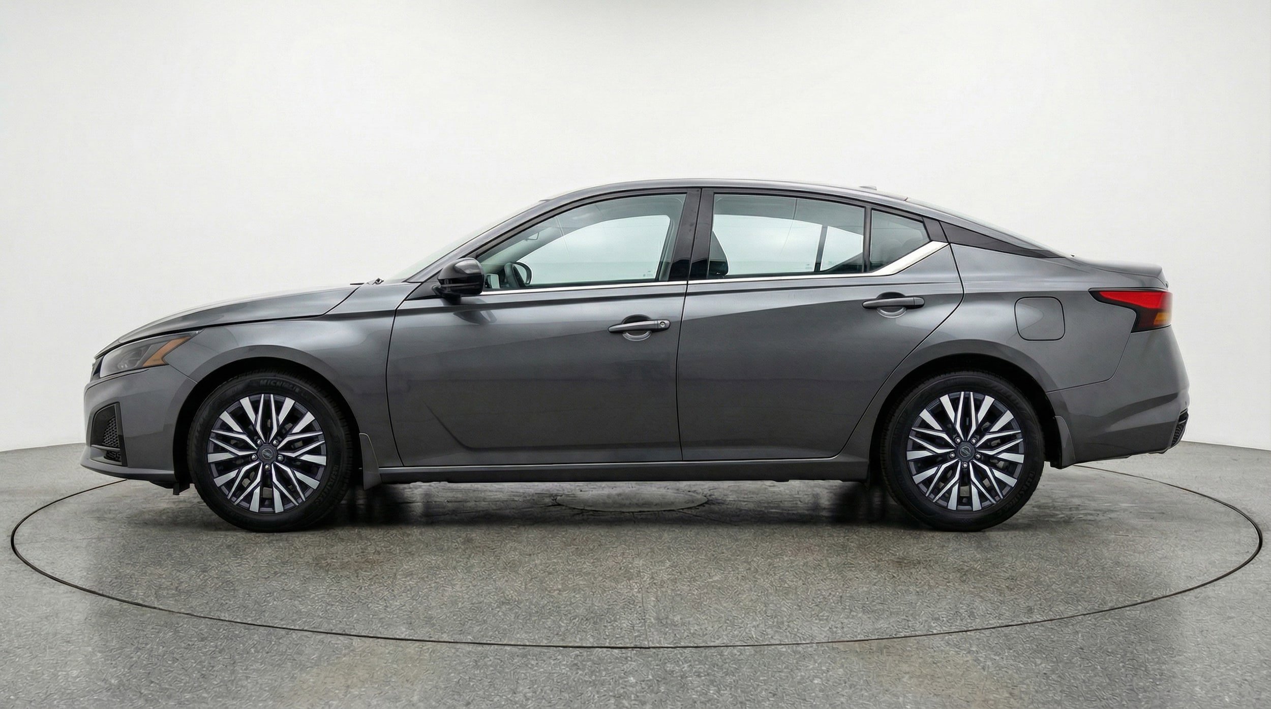Used 2025 Nissan Altima 2.5 SV FWD image 4