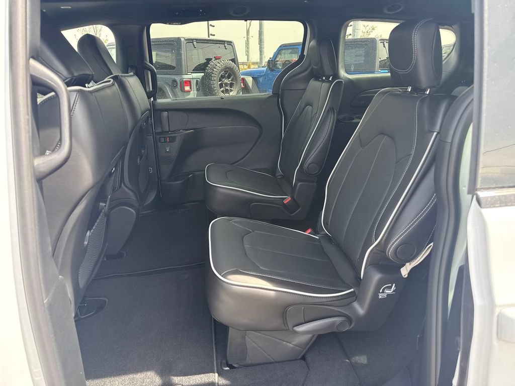 New 2026 Chrysler Pacifica Limited w/ S Appearance Package AWD/4WD image 26