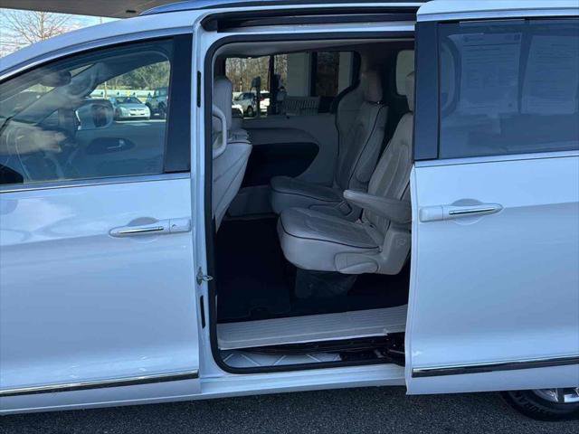 Used 2018 Chrysler Pacifica Limited image 30