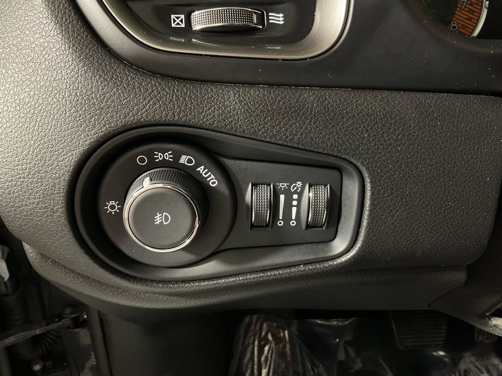 Used 2022 Jeep Renegade Latitude AWD/4WD image 28