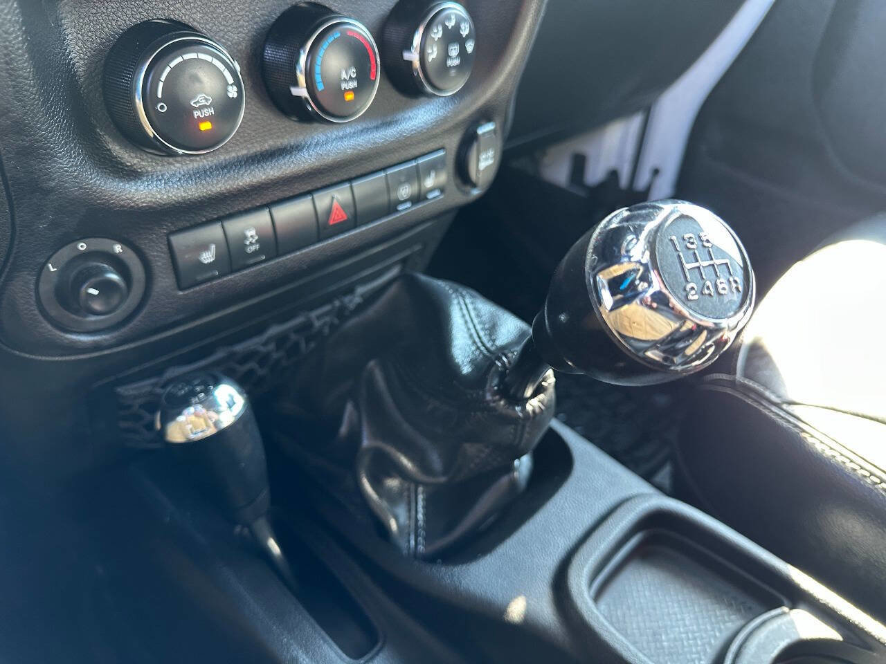 Used 2016 Jeep Wrangler Rubicon AWD/4WD image 37