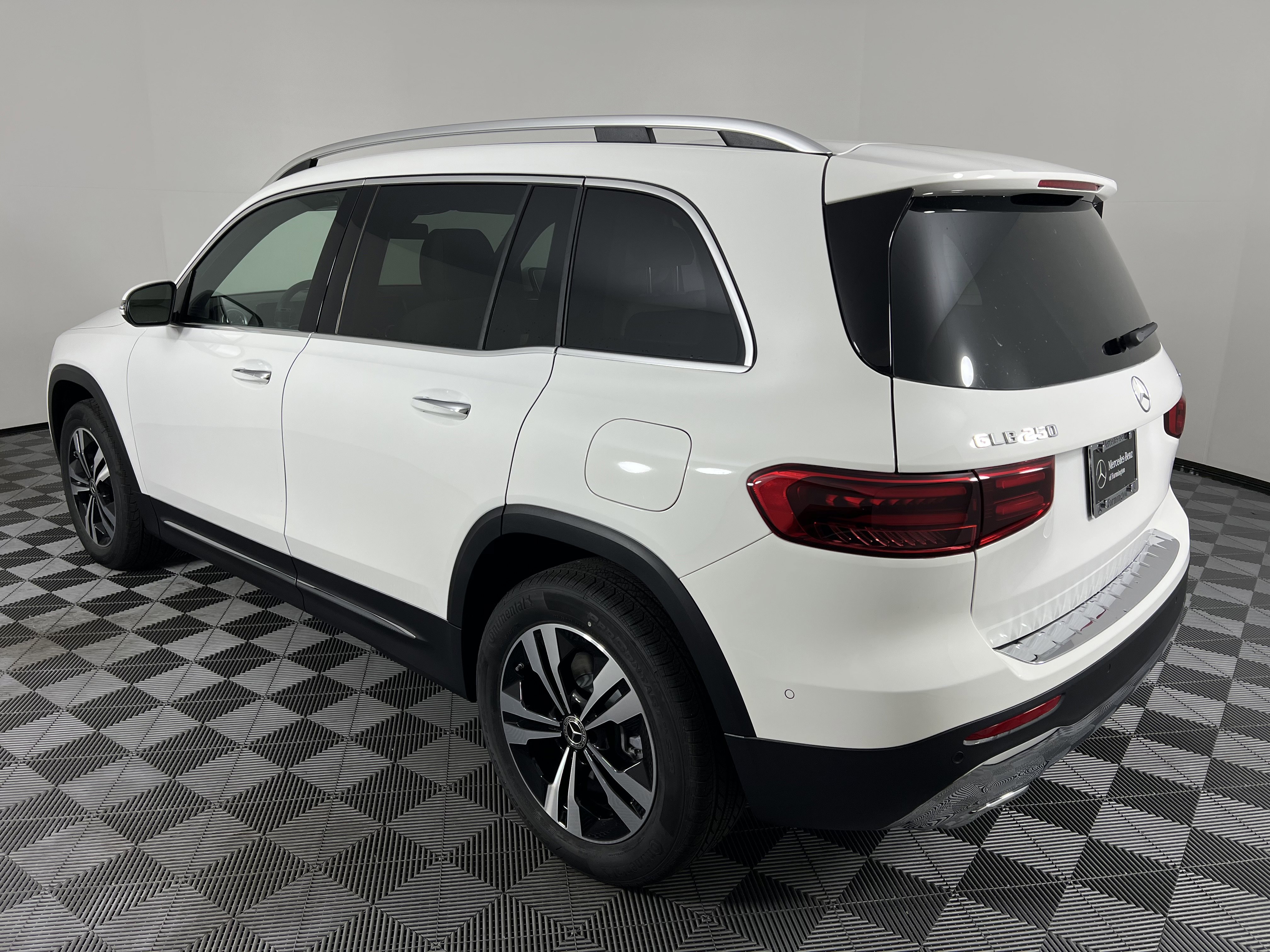 Used 2025 Mercedes-Benz GLB 250 4MATIC image 10