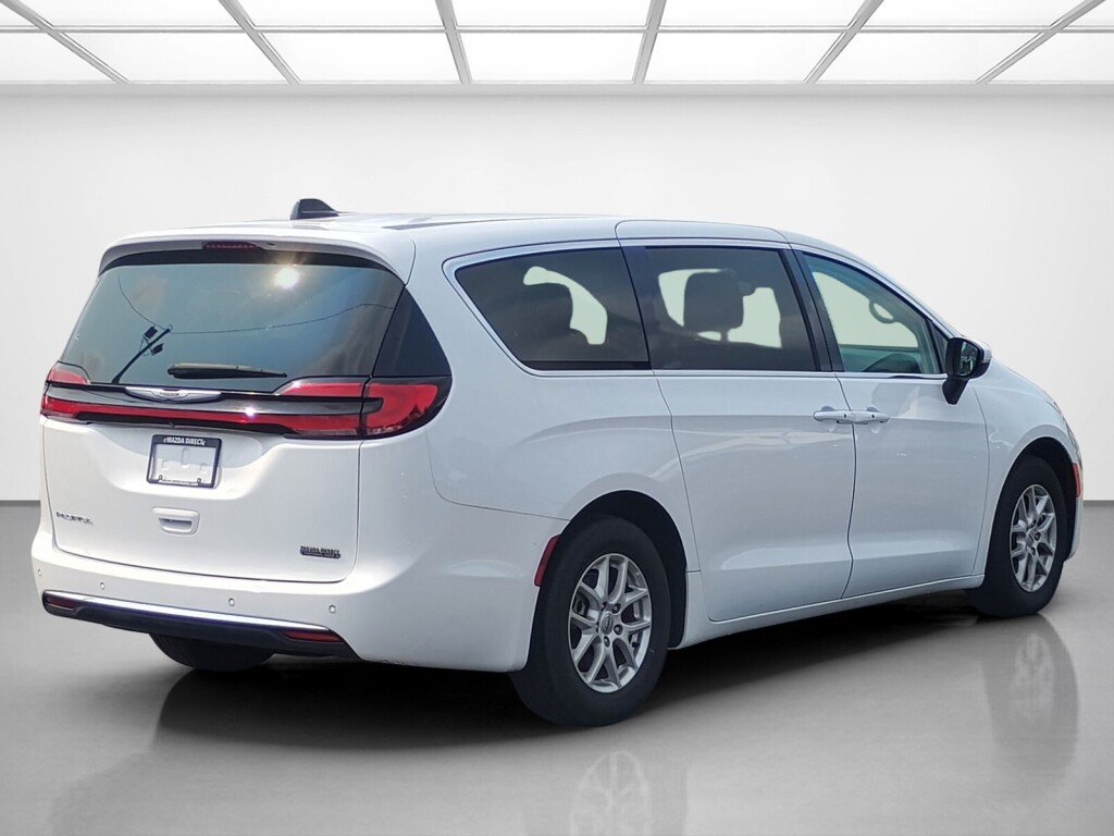 Used 2023 Chrysler Pacifica Touring-L FWD image 5