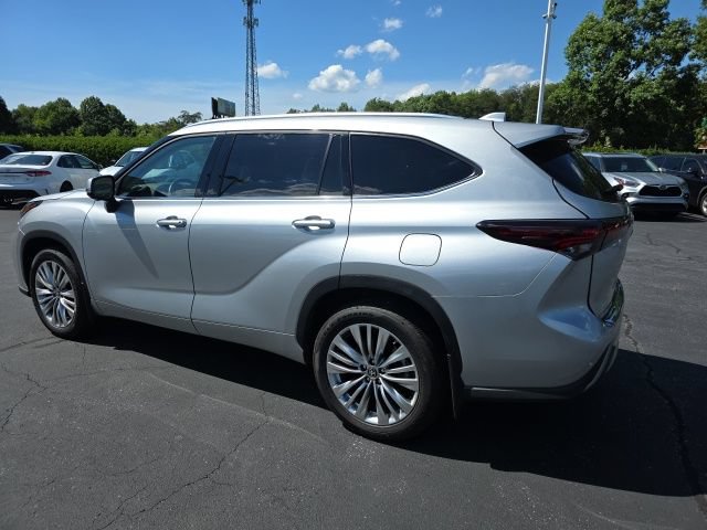 Used 2024 Toyota Highlander Platinum FWD image 10