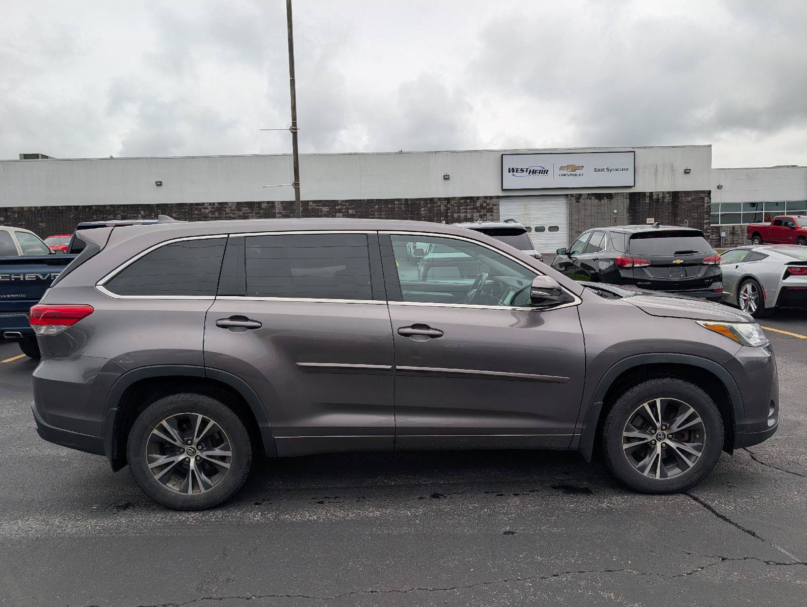 Used 2017 Toyota Highlander Plus AWD/4WD image 8