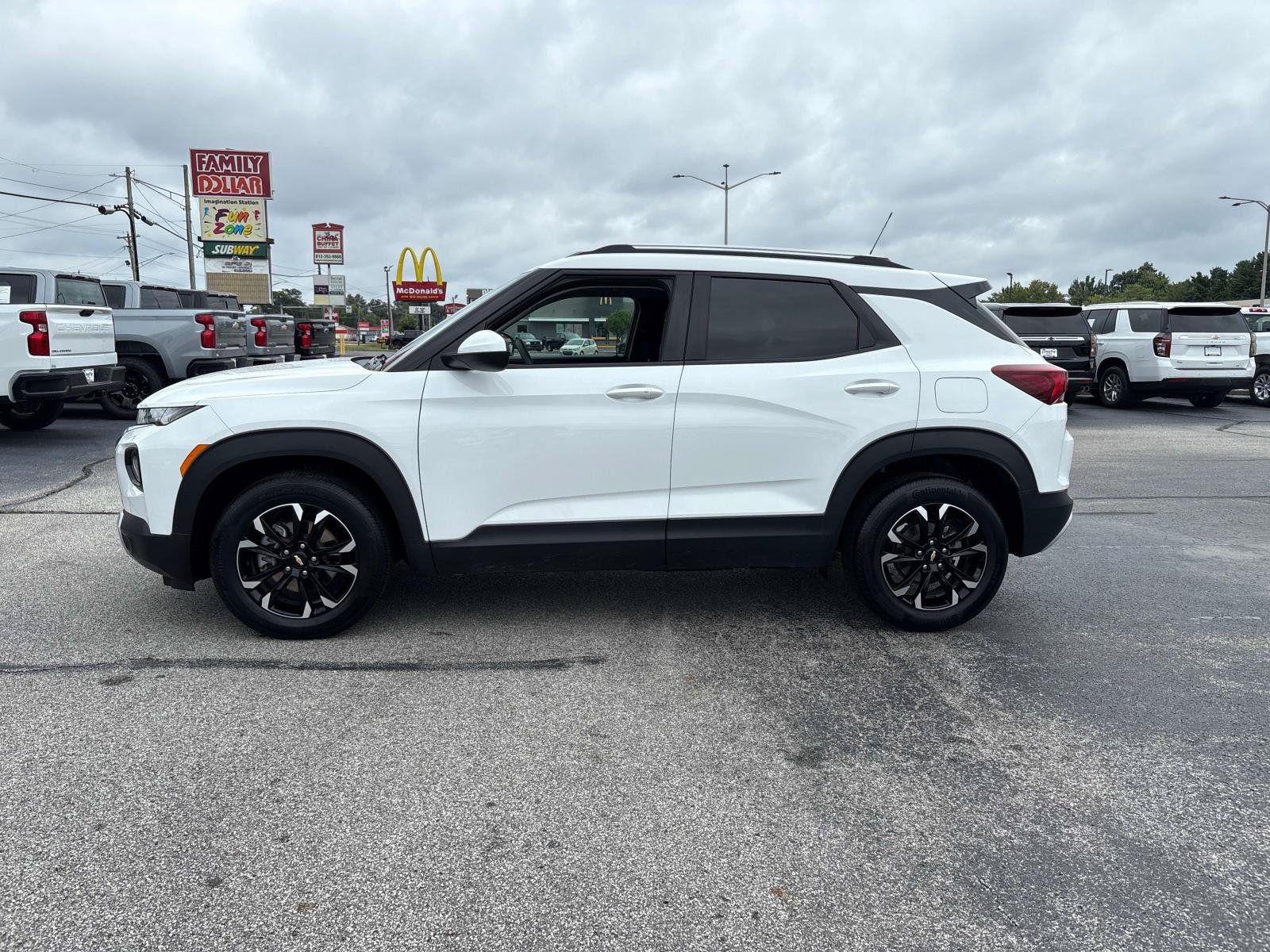 Used 2023 Chevrolet TrailBlazer LT w/ Convenience Package FWD image 2
