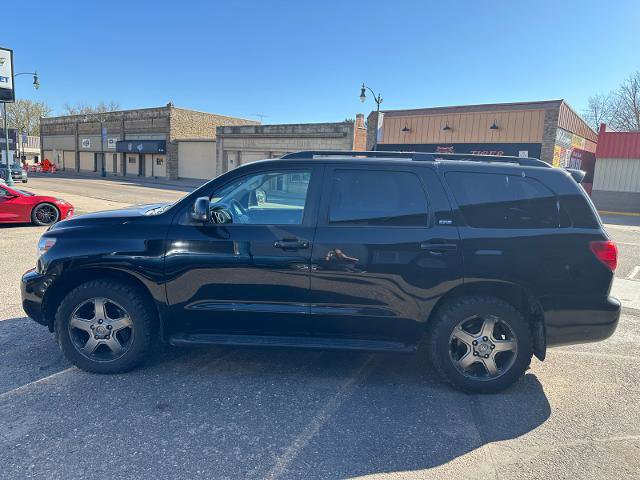 Used 2017 Toyota Sequoia SR5 w/ Sport Appearance Package AWD/4WD image 8