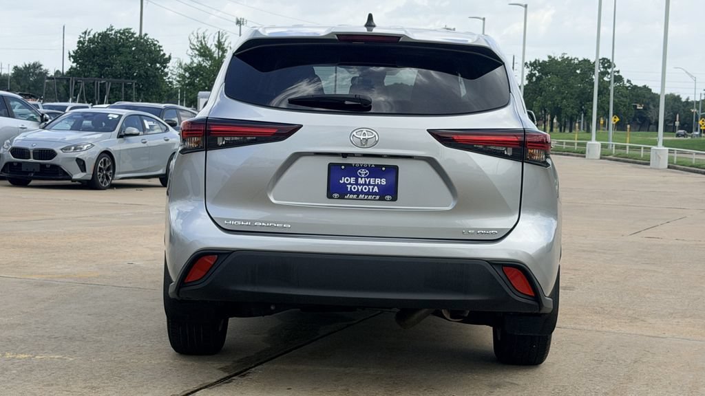Used 2024 Toyota Highlander LE AWD/4WD image 8