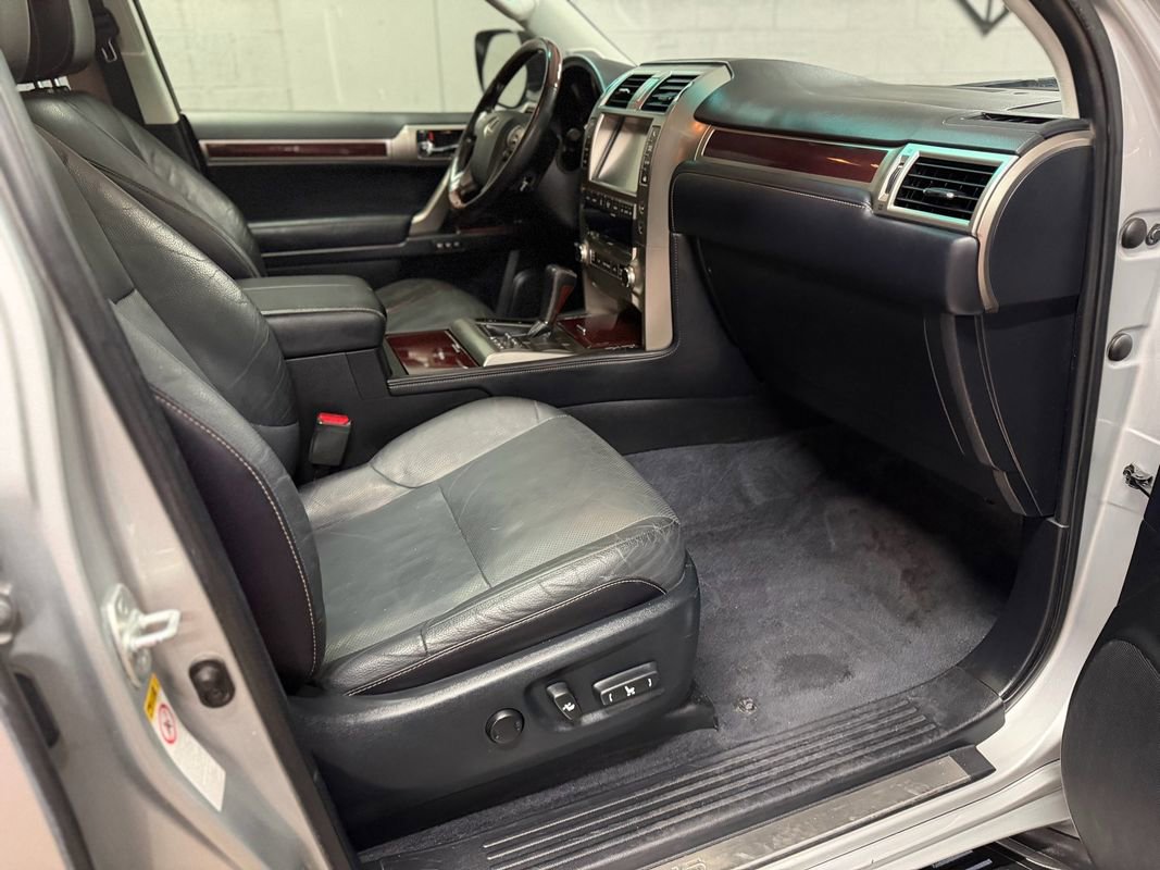 Used 2018 Lexus GX 460 Premium w/ Premium Package image 28
