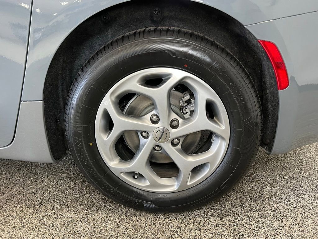 Used 2023 Chrysler Pacifica Limited image 24