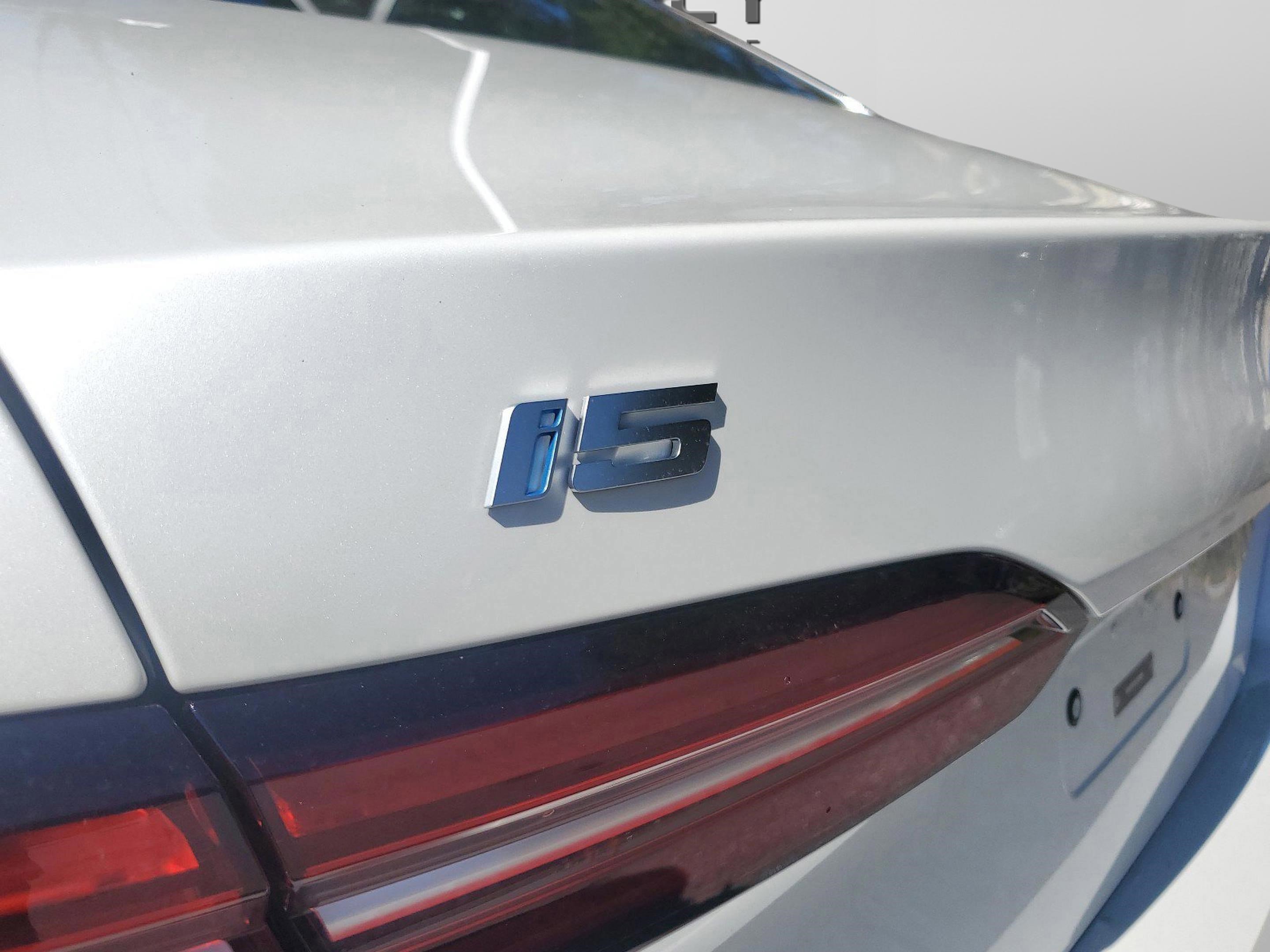 Used 2025 BMW i5 eDrive40i w/ Premium Package image 5