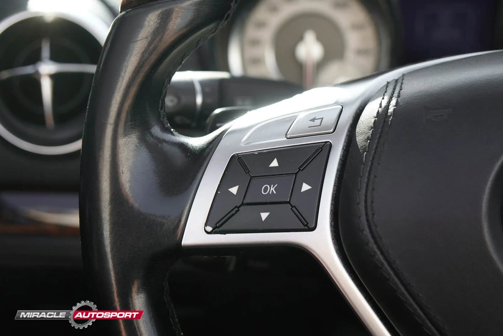 Used 2013 Mercedes-Benz SL 550 w/ Premium Pkg image 32