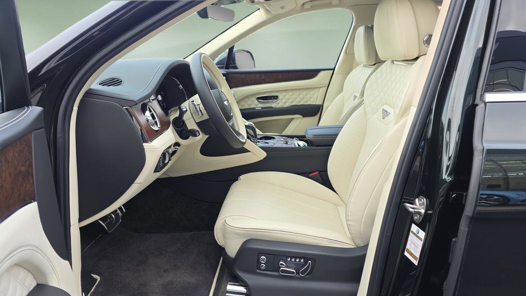 Used 2023 Bentley Bentayga image 20