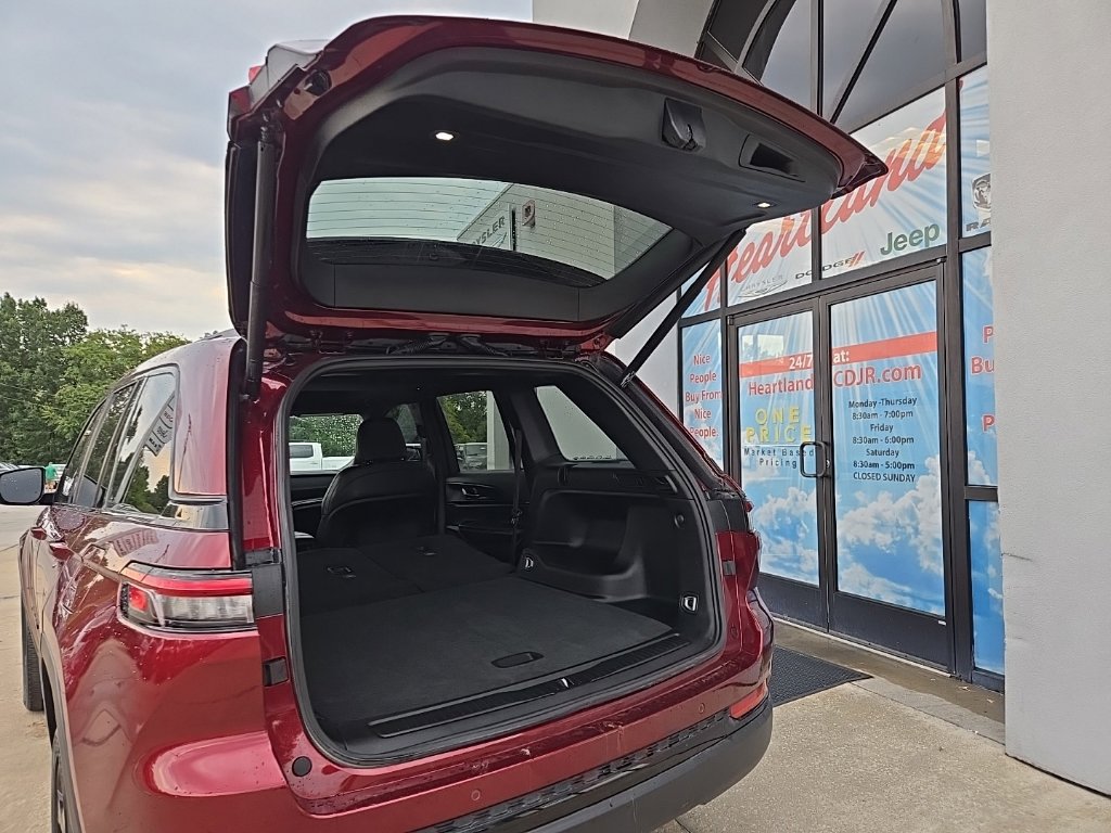 Used 2023 Jeep Grand Cherokee Altitude AWD/4WD image 87