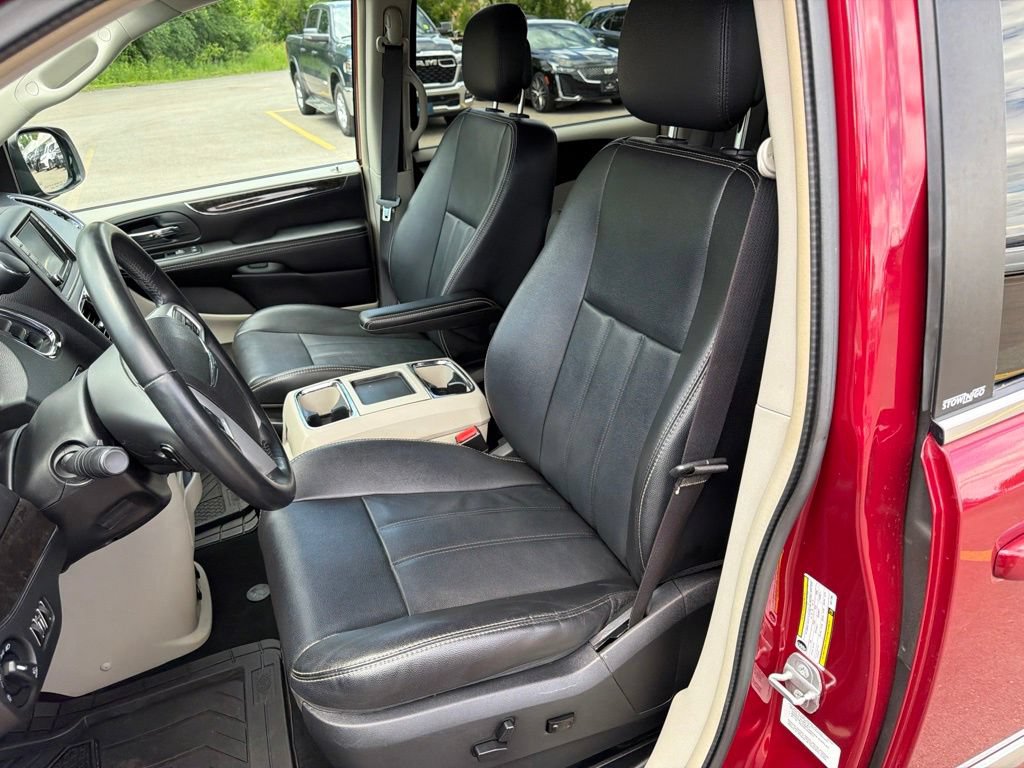Used 2014 Chrysler Town & Country Touring FWD image 13