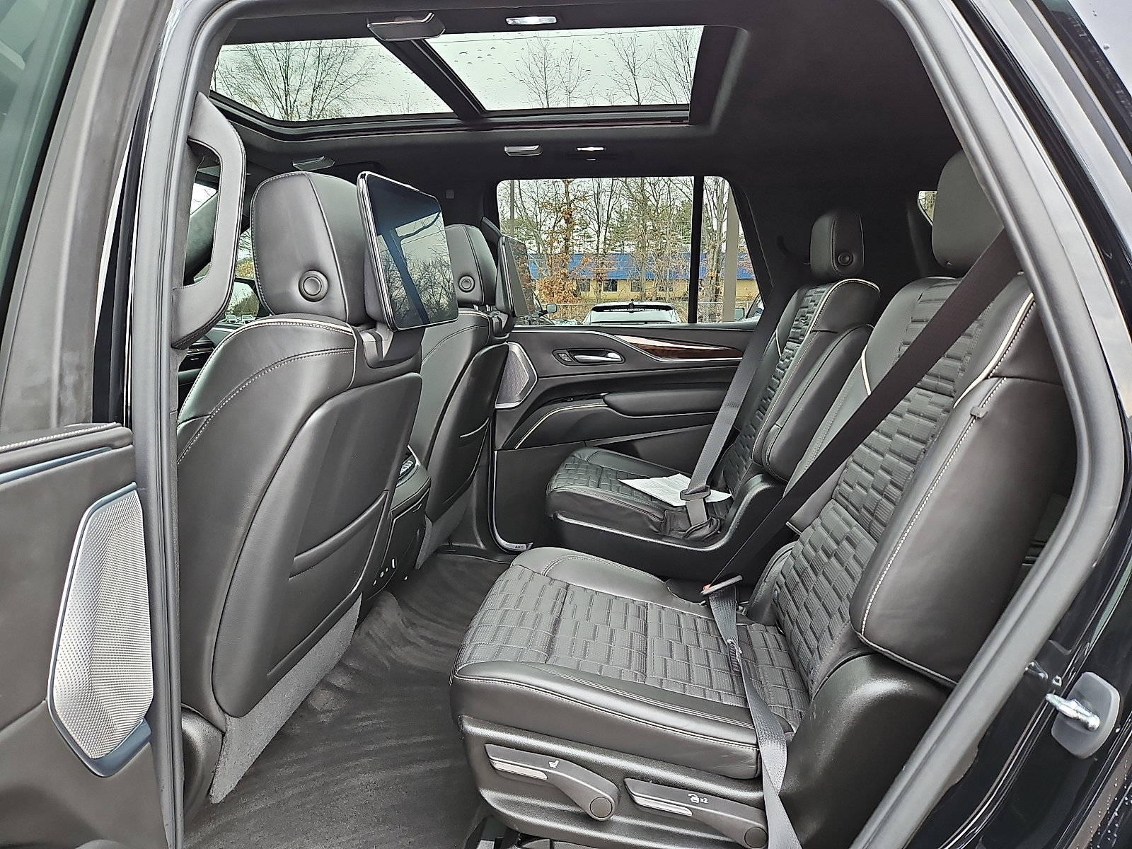 Used 2023 Cadillac Escalade Sport Platinum w/ LPO, ONYX Package image 10