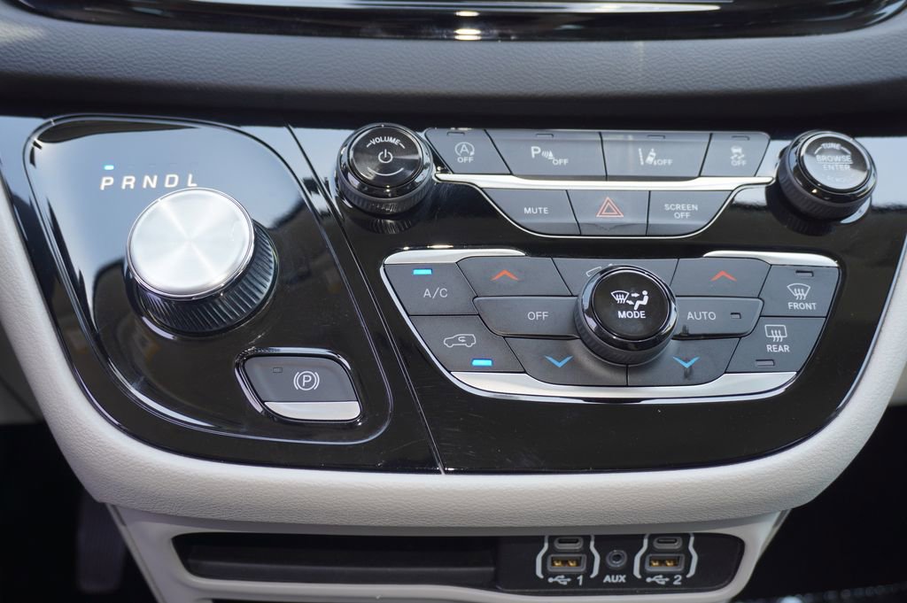 Used 2024 Chrysler Pacifica Touring-L FWD image 20