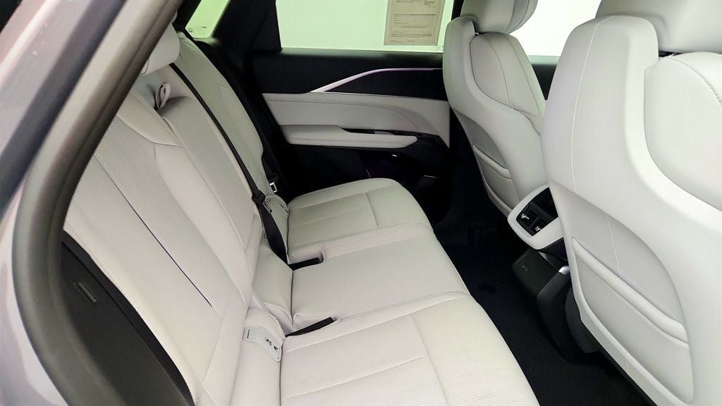 Used 2025 Cadillac Lyriq Luxury AWD/4WD image 20