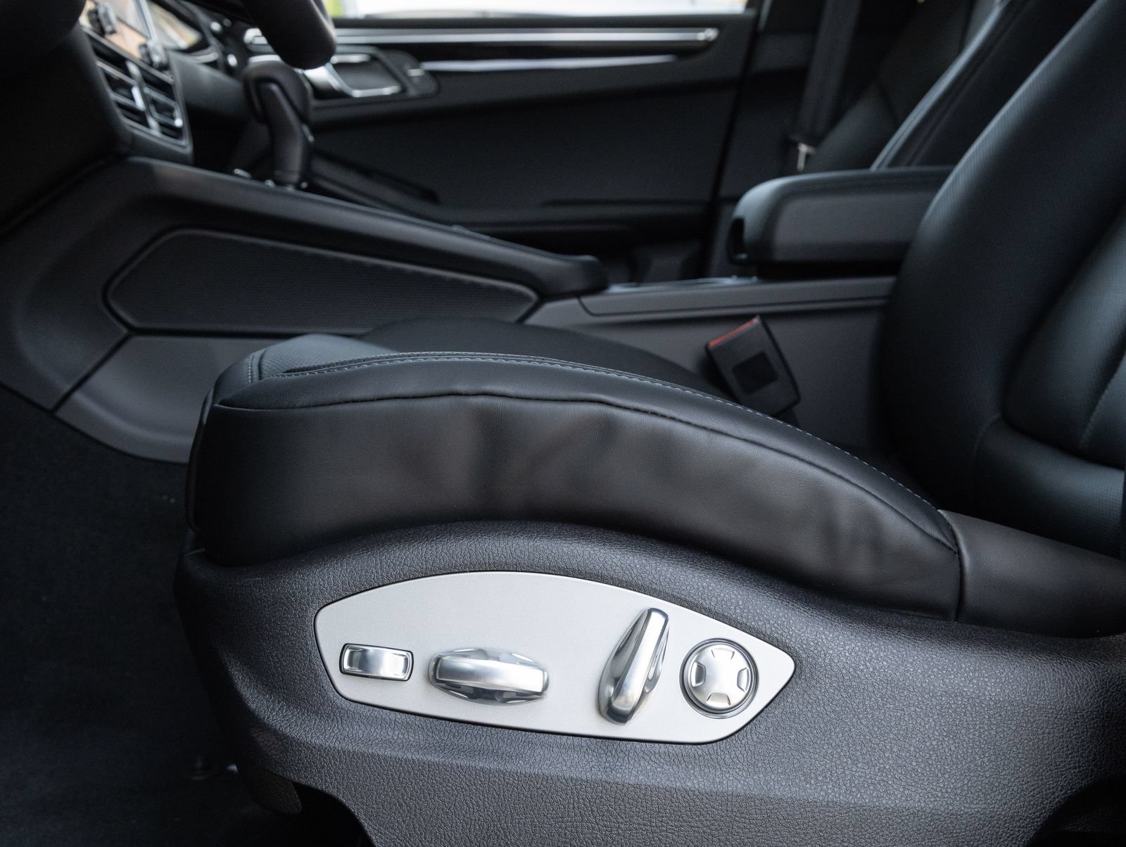Certified 2026 Porsche Macan AWD/4WD image 21