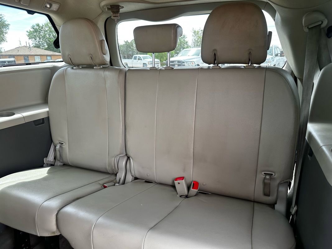 Used 2012 Toyota Sienna XLE image 30