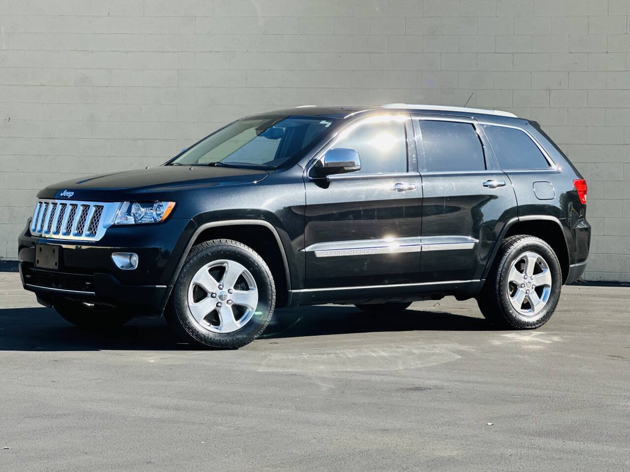 Used 2012 Jeep Grand Cherokee Overland Summit AWD/4WD image 4