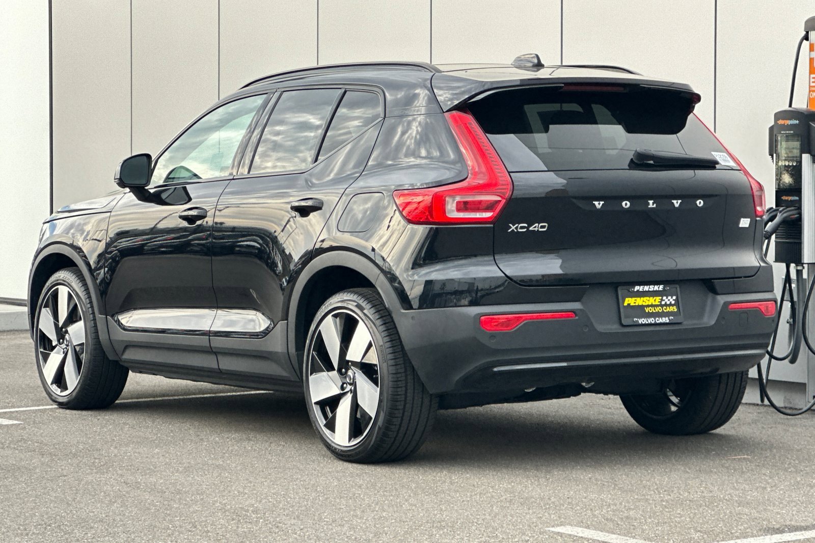 Used 2023 Volvo XC40 Recharge Ultimate w/ Protection Package Premier image 3