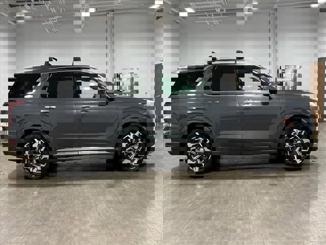 Used 2022 Hyundai Palisade Calligraphy w/ Winter Package image 3