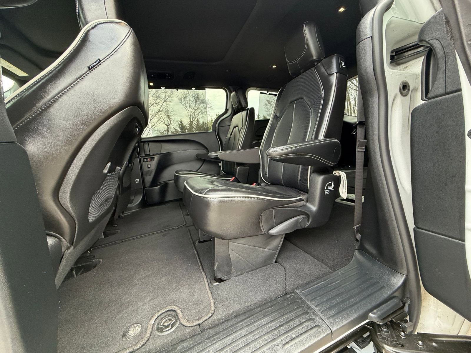 Used 2025 Chrysler Pacifica Limited image 28