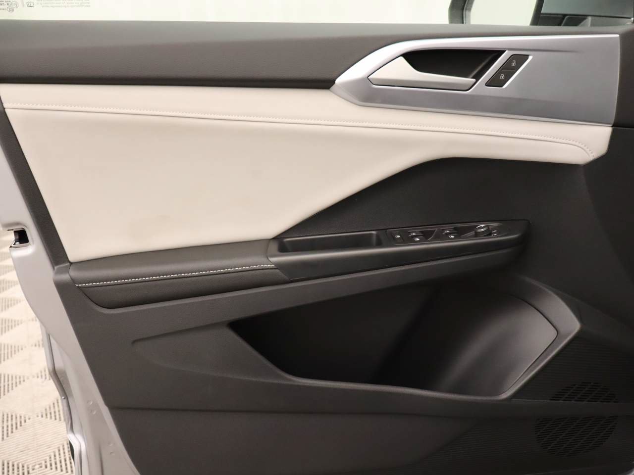New 2026 Volkswagen Taos SE FWD image 16