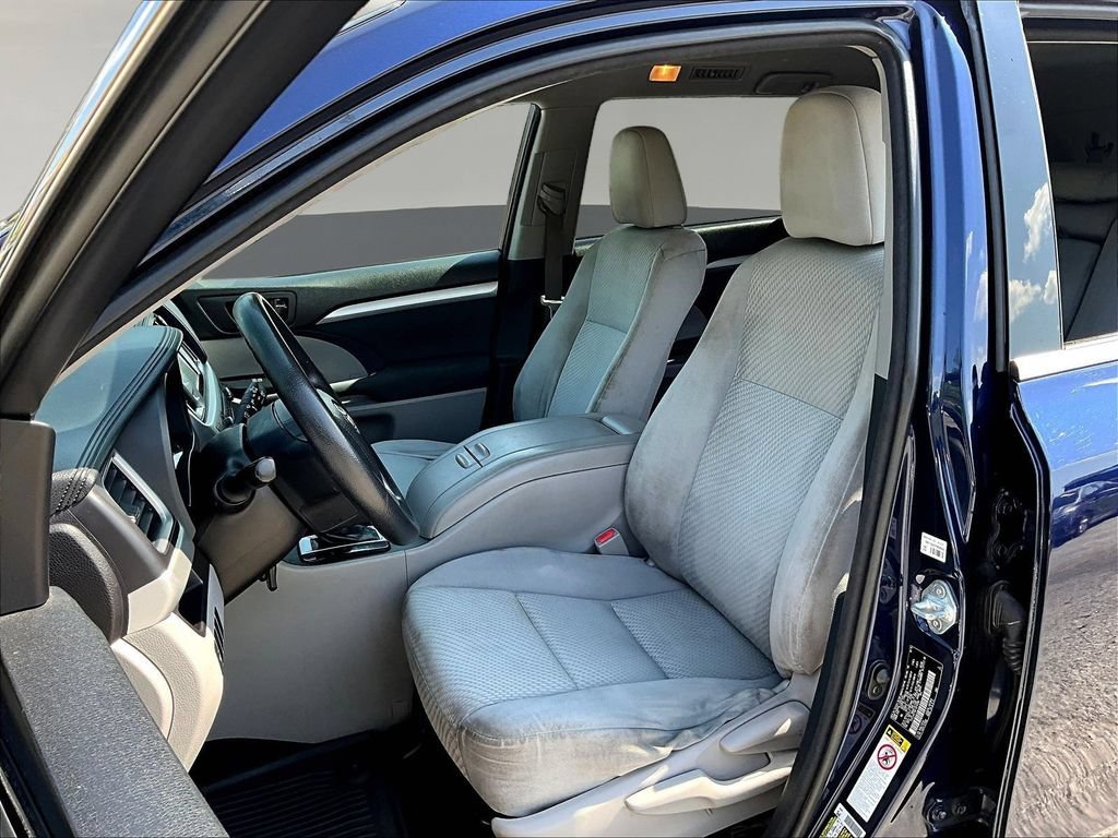 Used 2015 Toyota Highlander LE FWD image 23