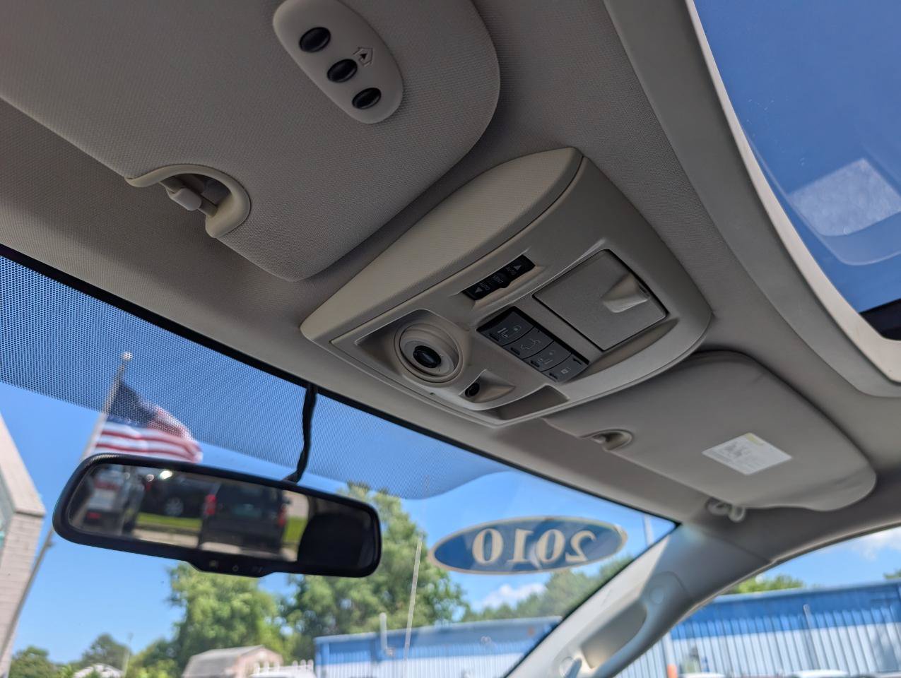 Used 2010 Volkswagen Routan SEL FWD image 29