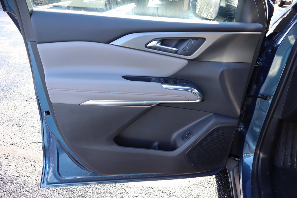 Used 2025 Chevrolet Traverse LT w/ Driver Confidence Package image 20