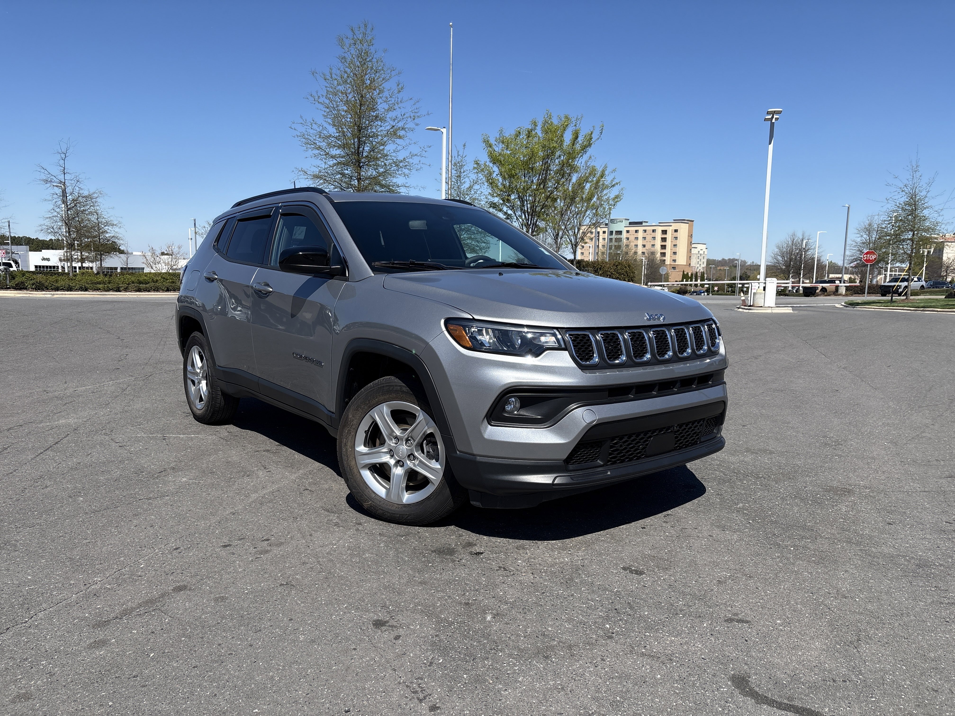 Used 2023 Jeep Compass Latitude image 2